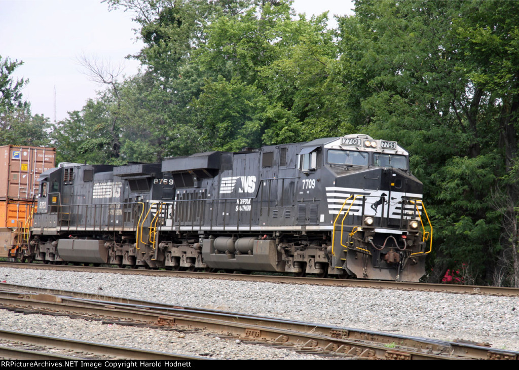 NS 7709 leads train 214 northbound